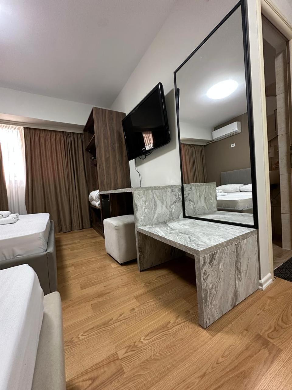 Hotel HER Vlorë Exterior foto