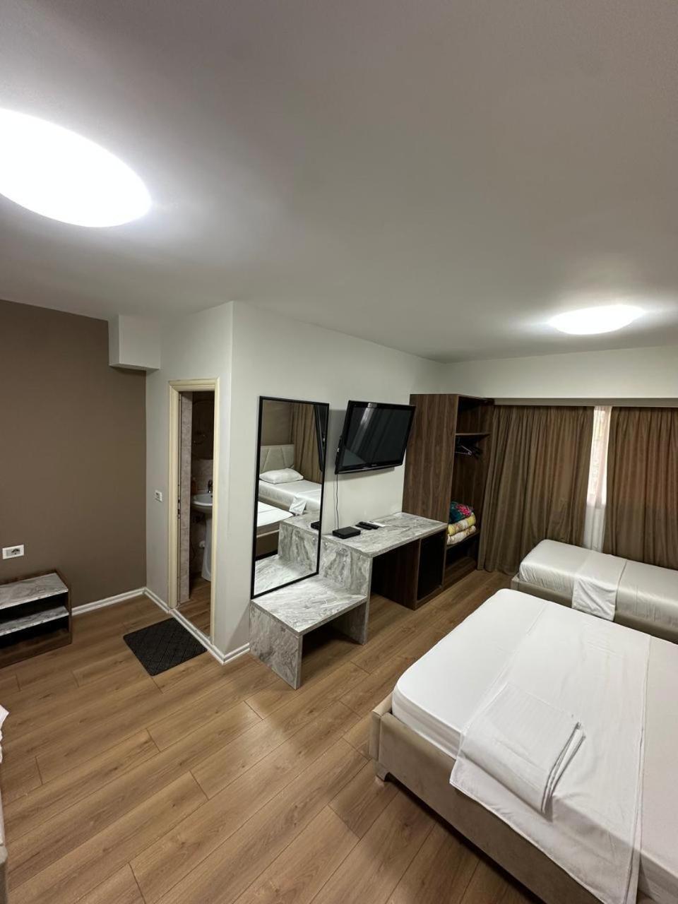 Hotel HER Vlorë Exterior foto
